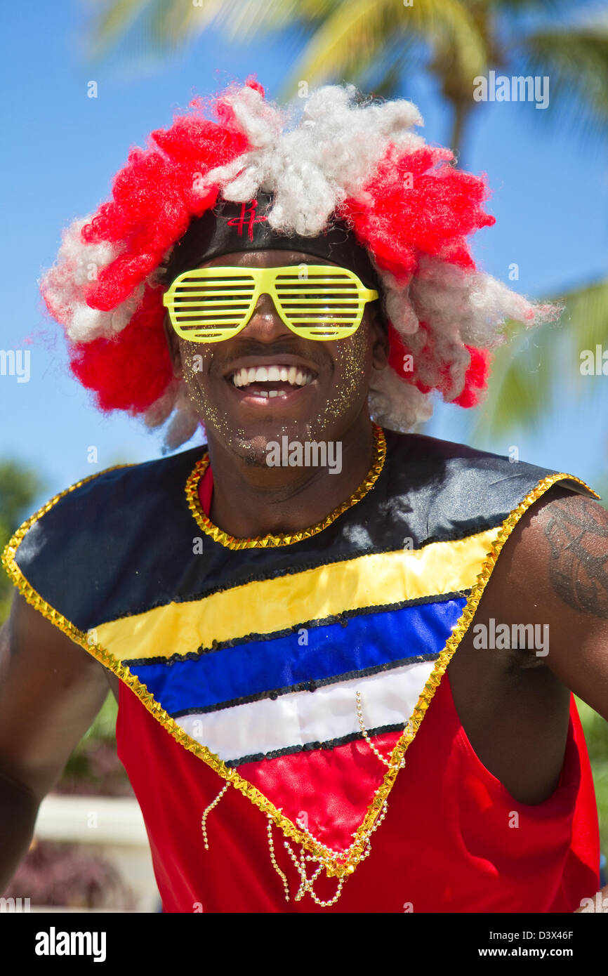 Tänzer in bunten Kostümen an Sandals Antigua, Antigua, Karibik Stockfoto