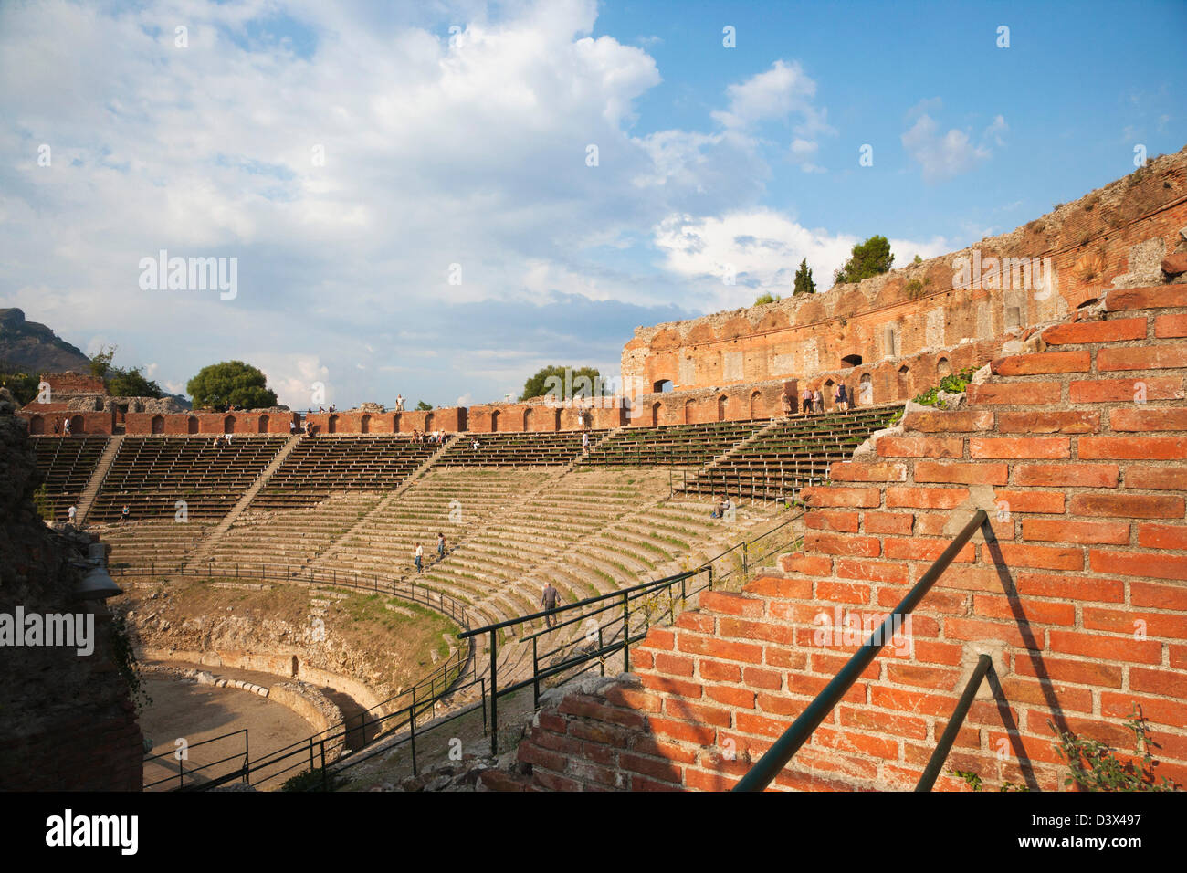 Touristen im antiken griechischen Theater, Taormina, Provinz Messina, Sizilien, Italien Stockfoto