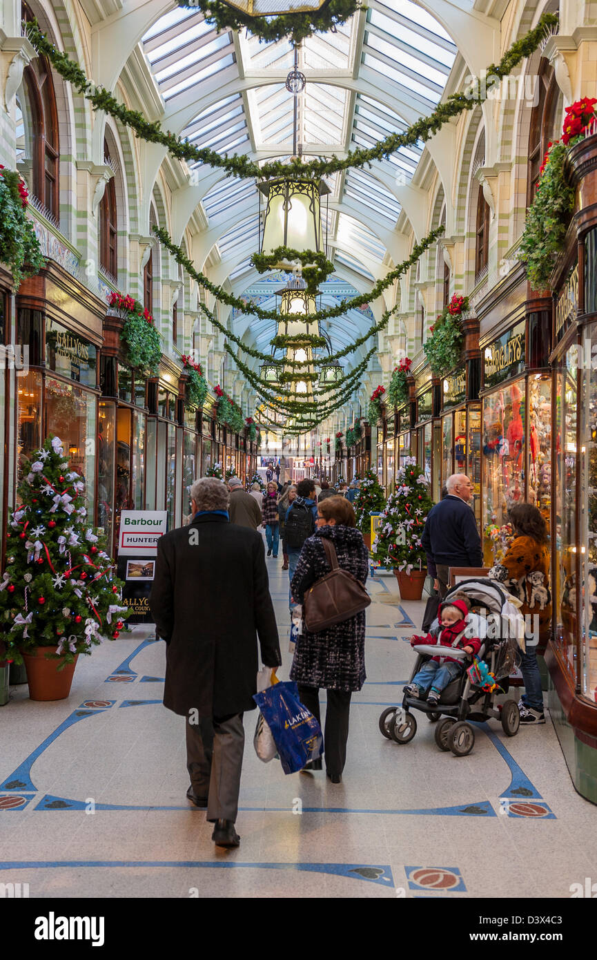 Weihnachtsschmuck in der Royal Arcade in Norwich, Norfolk, England, Großbritannien, Uk Stockfoto