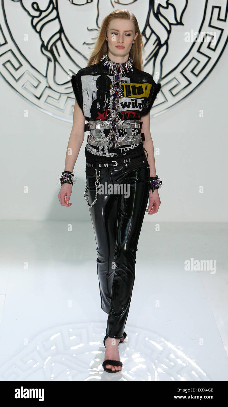 Versace Herbst/Winter 2013/14 Sammlung gezeigt, während der dritte Tag der Mailand Fashion Week, Mailand, 22.02.2013. Stockfoto