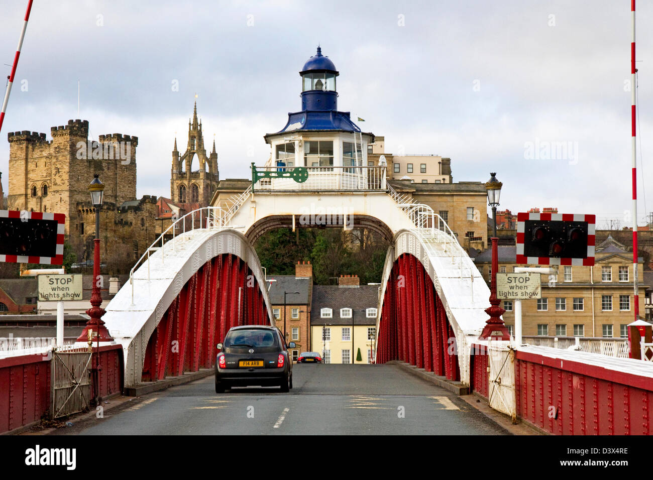 Drehbrücke über den Tyne, Newcastle halten und Kathedrale (St. Nikolaus) jenseits, Newcastle Upon Tyne, Tyne and Wear, England, UK Stockfoto