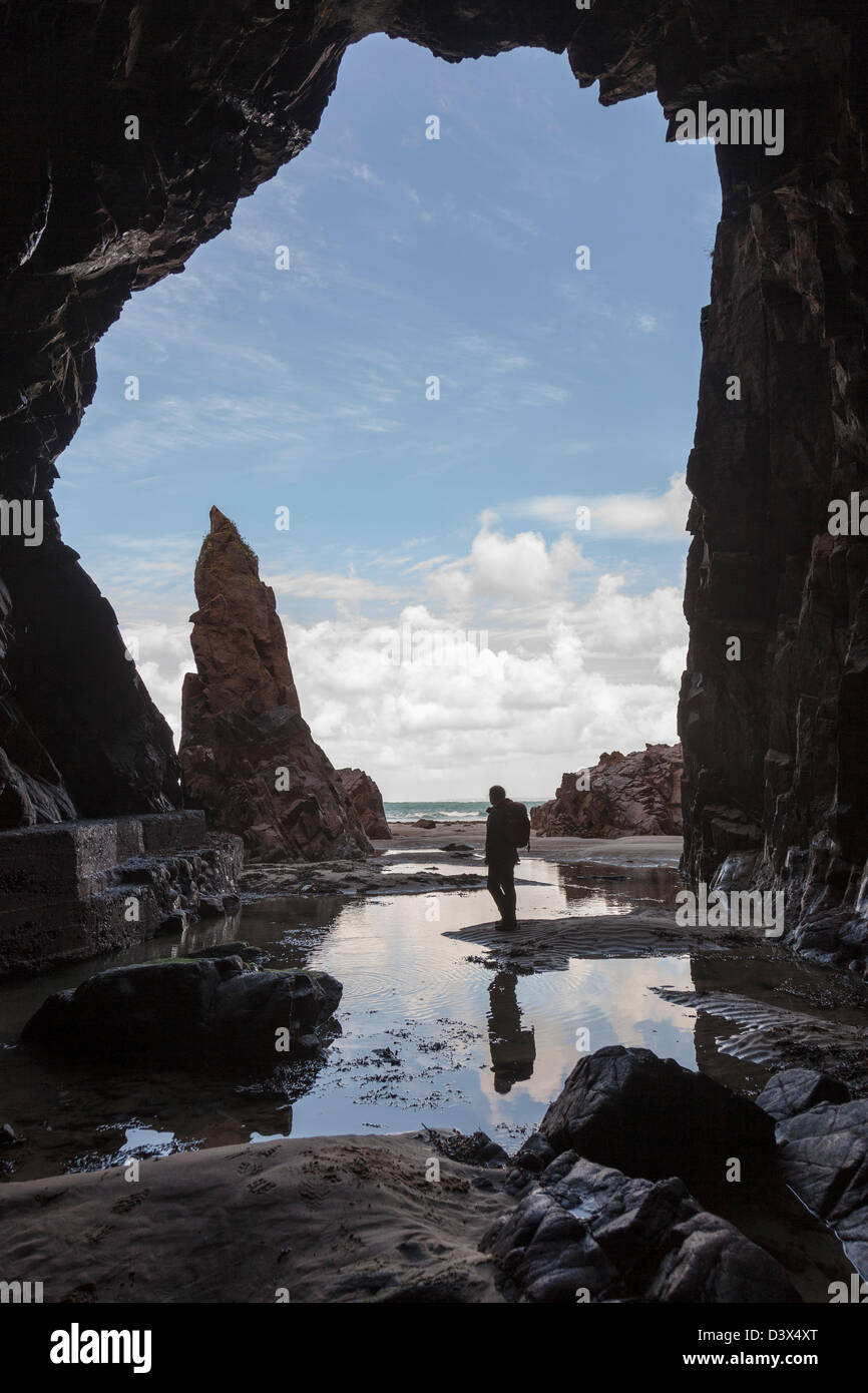 Nadel-Rock mit Person, die in Plemont Höhle, Jersey, Kanalinseln, UK Stockfoto