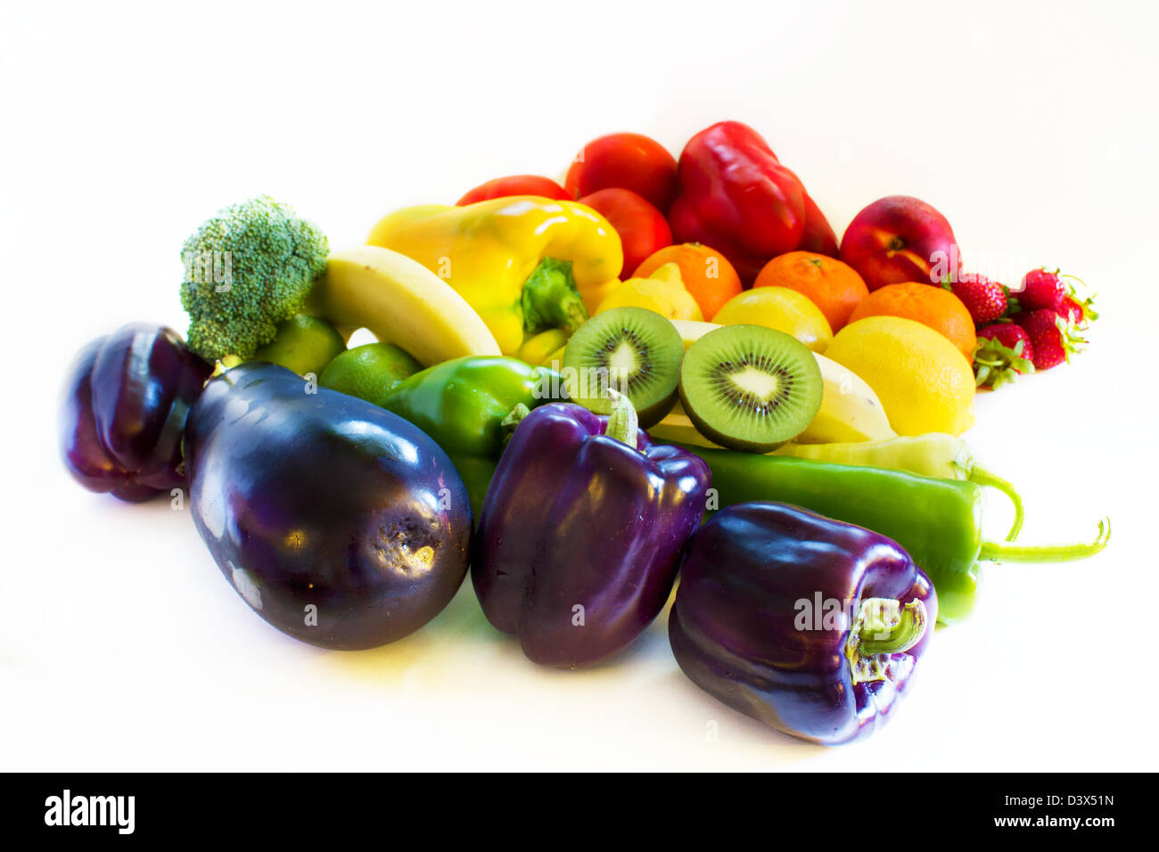 Regenbogen Gemüse Ernte. Close-up. Frisches Obst und Gemüse isoliert auf weiss Stockfoto