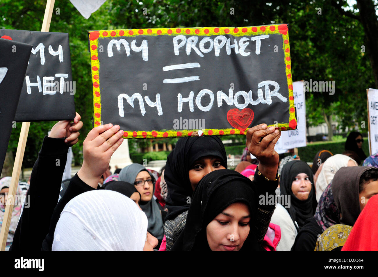Weibliche islamistischen Demonstranten halten ein Banner zu lesen "mein Prophet gleich mir eine Ehre" Stockfoto