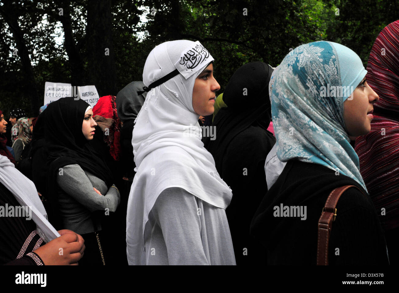Verschleierte muslimische Frauen anhören ein Referent bei einer Kundgebung vor der US-Botschaft in London. Stockfoto