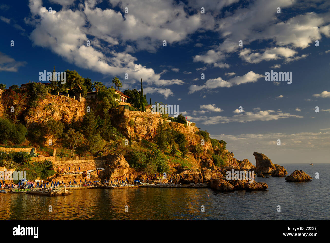Cliffside Resort an der türkischen Riviera bei Antalya Kaleici Hafen der Türkei bei Sonnenuntergang Stockfoto