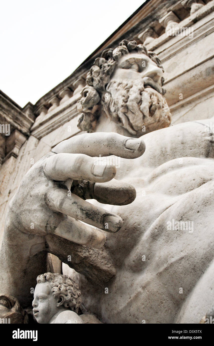 Rom-Statue außerhalb der Kapitolinischen Museen, Statue des Tiber Capitoline, Rom. Stockfoto