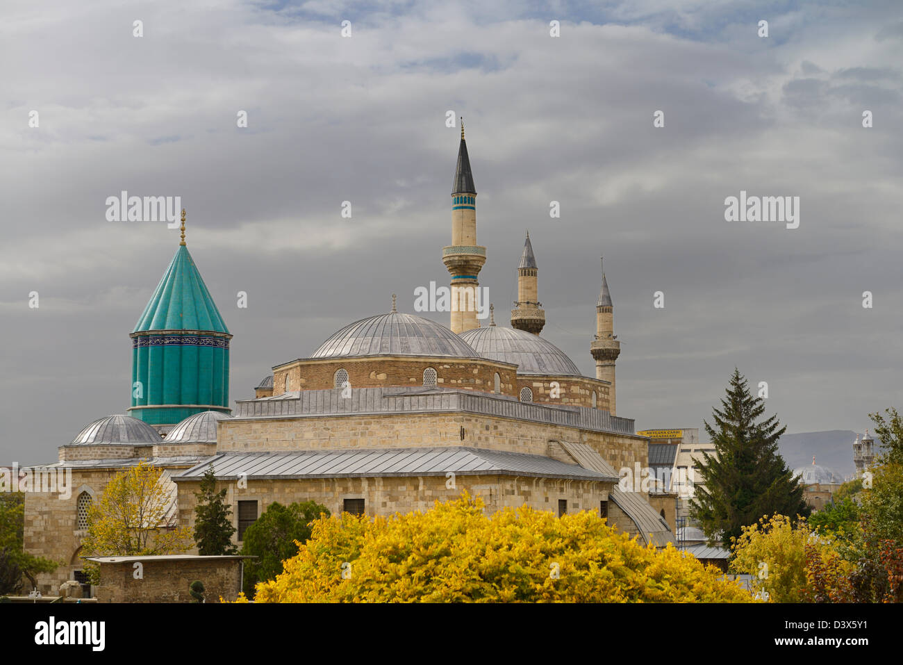 Grab von Rumi Mevlevi-Founder bei Mevlana Museum mit Selimiye und Aziziye Moschee Minaretten Konya Türkei Stockfoto