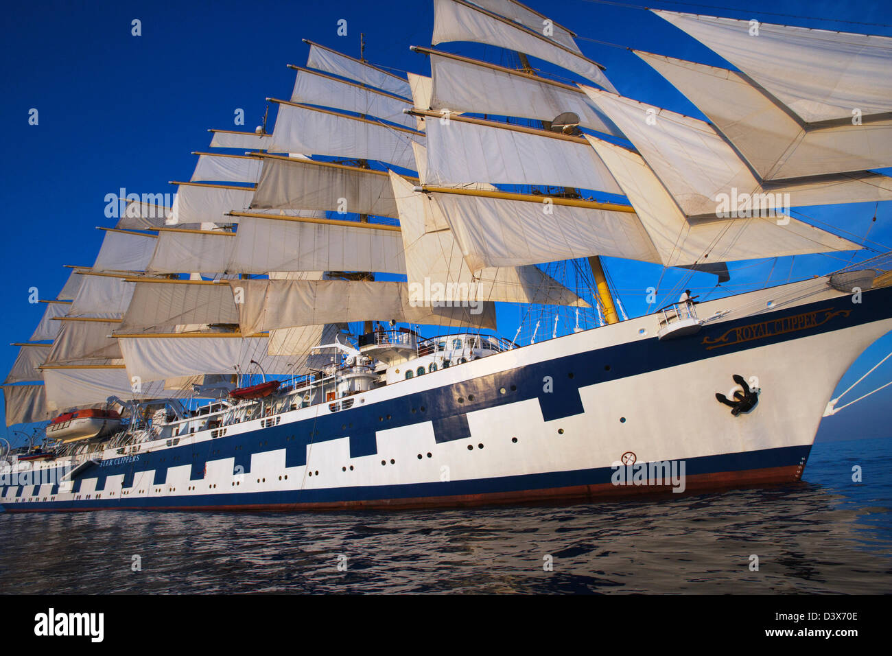 Clipper Schiff im Meer, Tyrrhenischen Meer, Liparischen Inseln, Provinz Messina, Sizilien, Italien Stockfoto