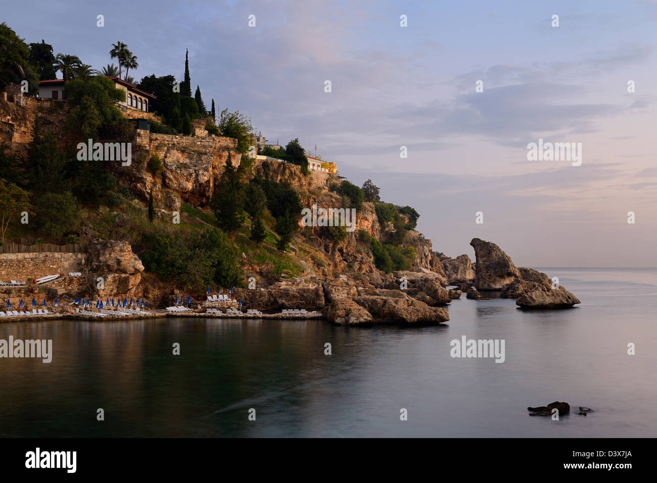 Cliffside Resort in der Dämmerung auf der Türkischen Riviera bei Antalya Kaleici Hafen der Türkei Stockfoto Cliffside Resort in der Dämmerung auf der Türkischen Riviera bei Antalya Kaleici Hafen der Türkei Stockfoto