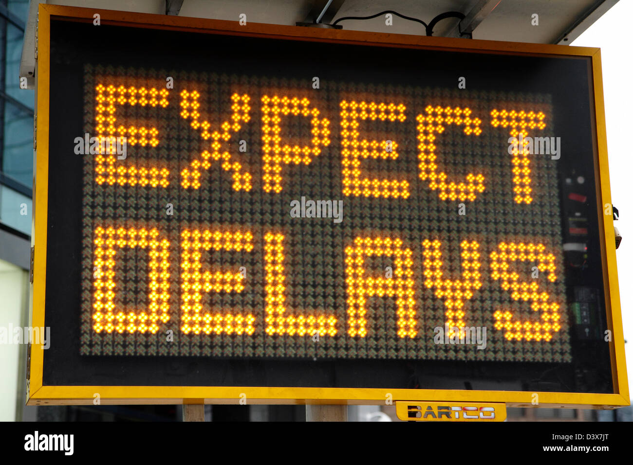 Elektronische Matrix Zeichen Beratung von Verspätungen im Luftverkehr, London, UK Stockfoto