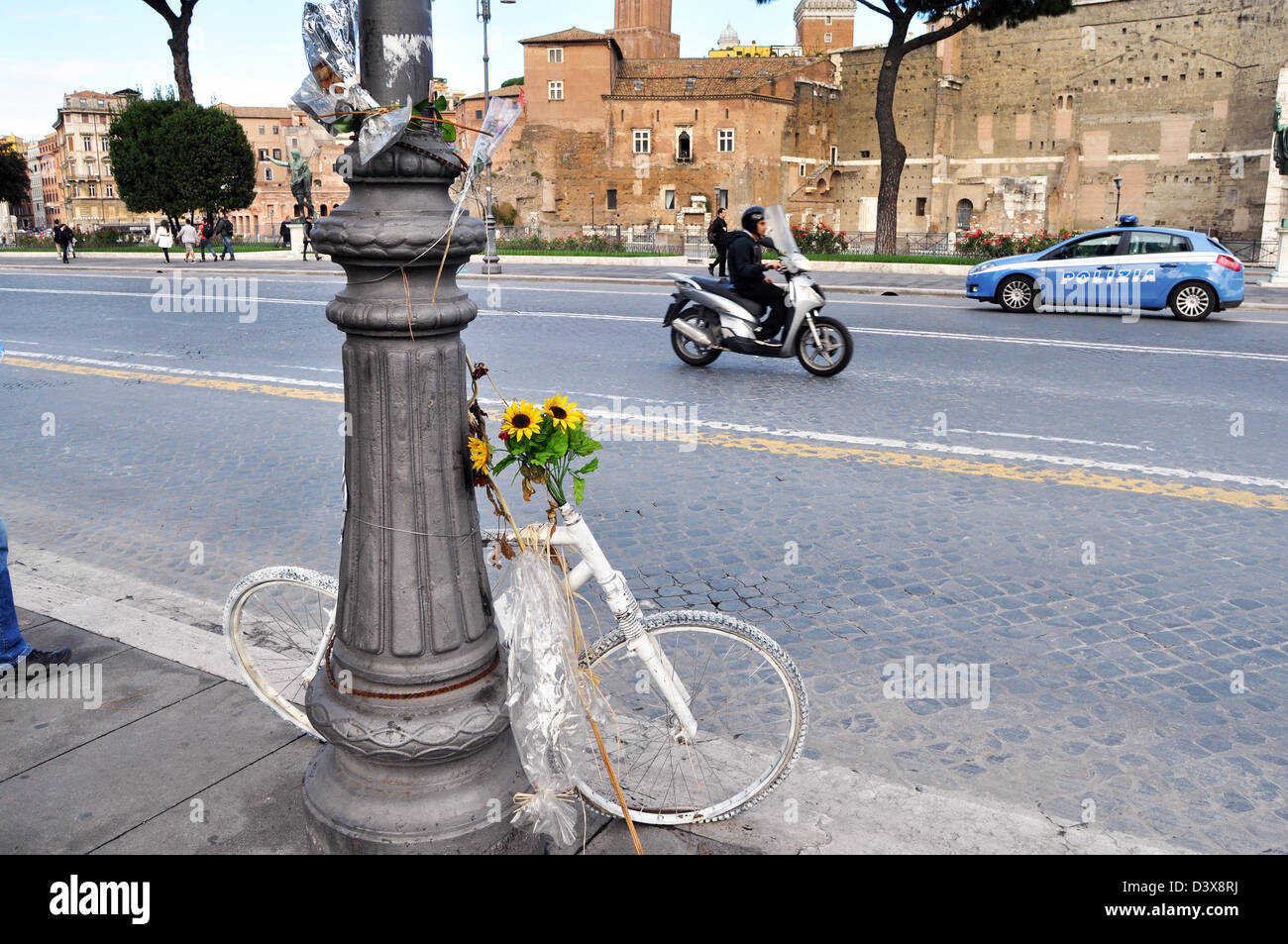 Via del Fori Imperiall Road, Rom, Italien, ein Denkmal-Fahrrad und Blumen für eine Person, die getötet wurde. Stockfoto