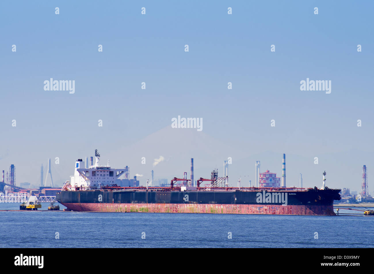 Schwermaschinenbaus Öltanker Ulriken in Tokyo Bay mit Mount Fuji im Hintergrund Stockfoto