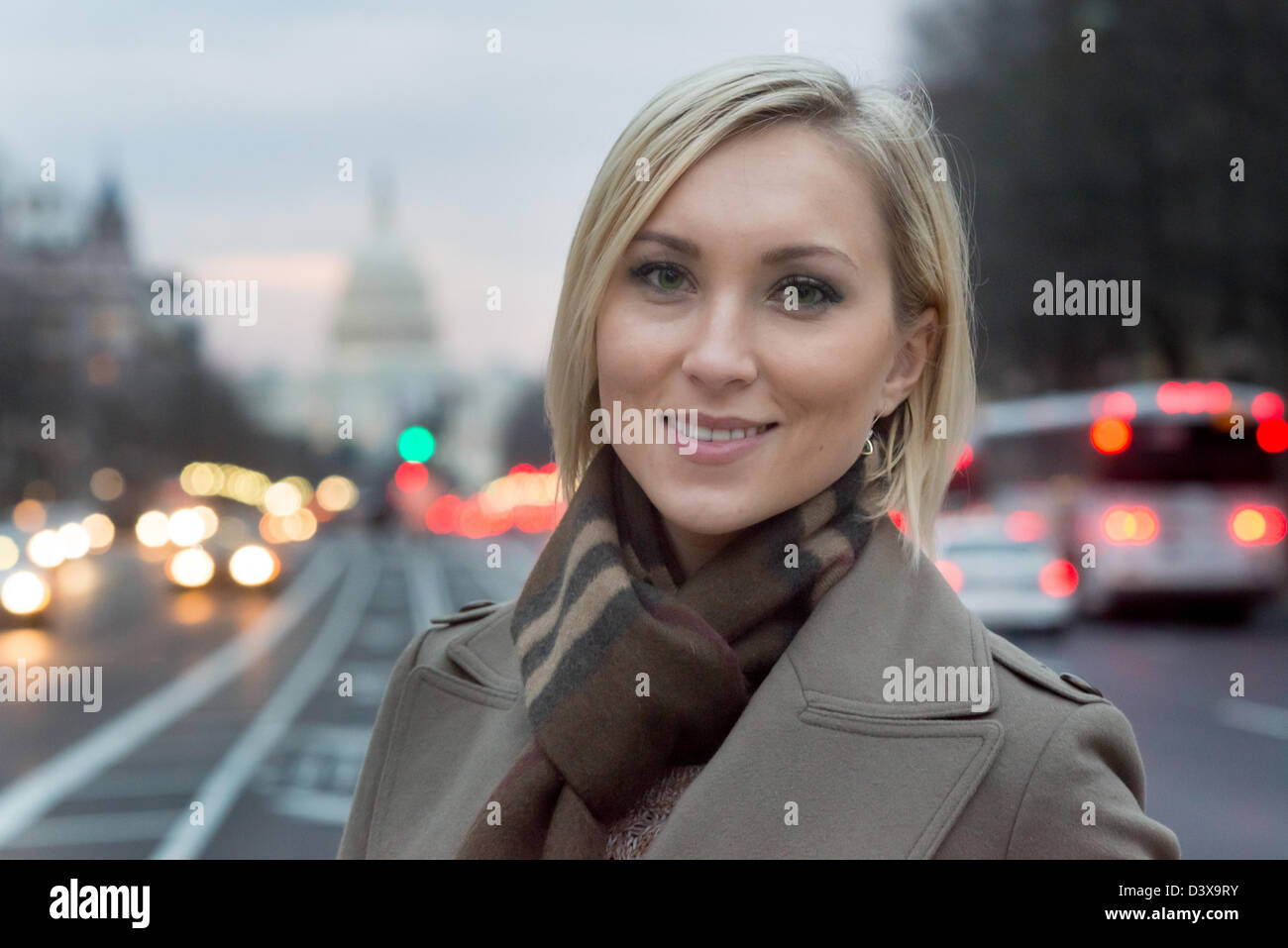 Junge blonde berufstätige Frau in Washington DC mit Kapitol hinter. Stockfoto