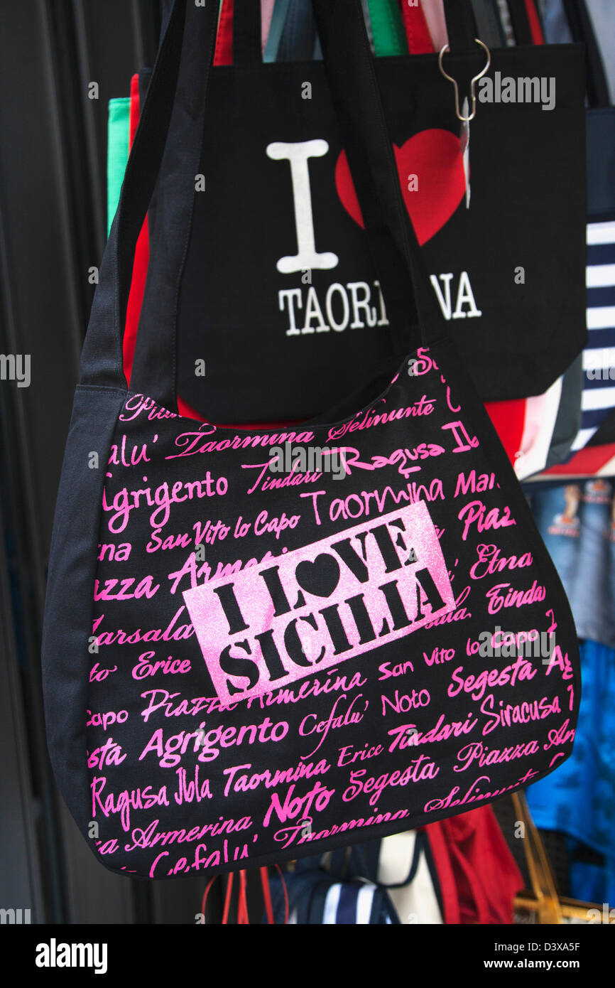 Souvenir-Taschen auf dem Abwürgen, Taormina, Provinz Messina, Sizilien, Italien Stockfoto
