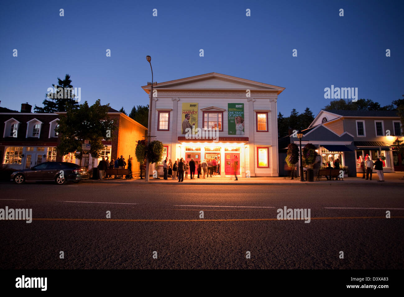 Kanada, Ontario, Niagara-on-the-Lake, Gönner der Shaw Festival außerhalb der Royal George Theater Stockfoto