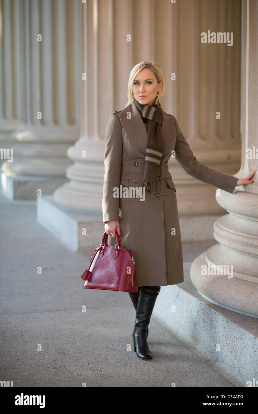 Berufstätige Frau von klassischen Säulen der Regierungsgebäude, Washington DC Stockfoto