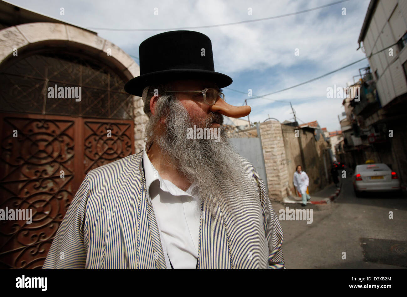 Haredi-Jude, der während des jüdischen Urlaubs von Purim in Mea Shearim, einer ultraorthodoxen Enklave in Westjerusalem Israel, Kostüm trug Stockfoto