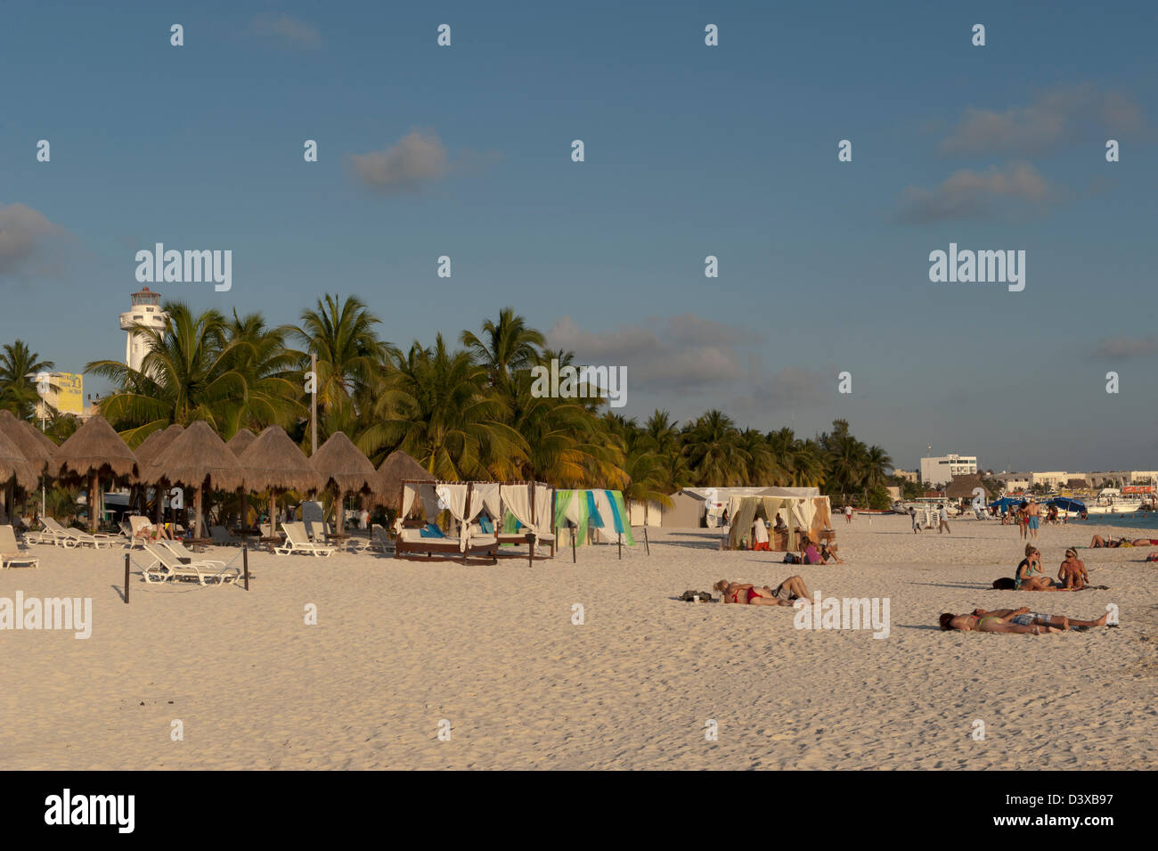 Sandstrand mit Menschen in Isla Mujeres, Mexiko Stockfoto