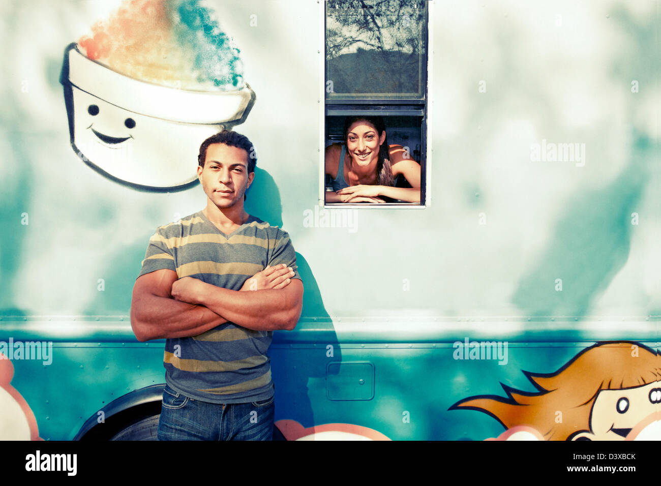 Paar von Eiswagen posiert Stockfoto