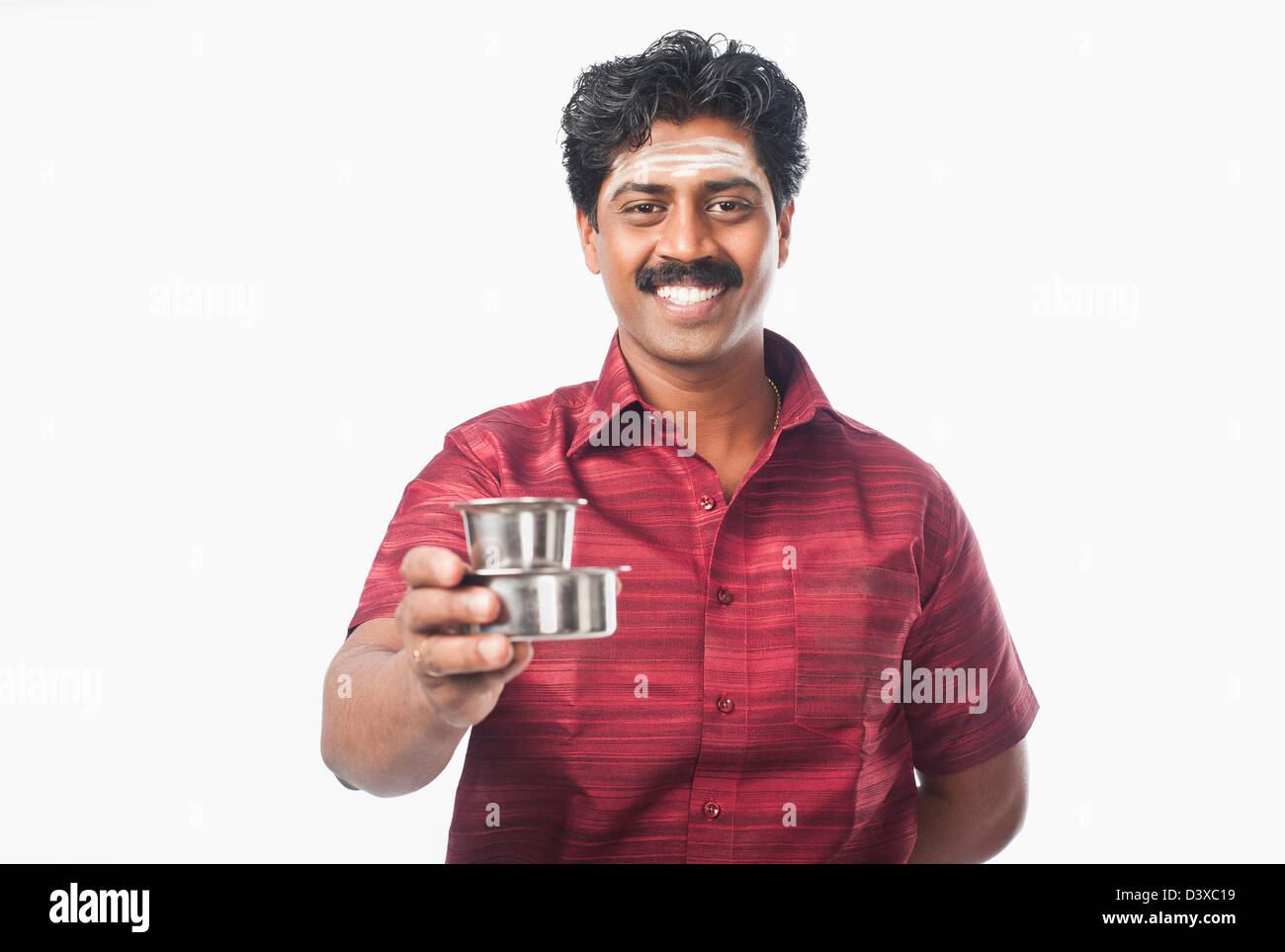 Südindische Mann hält ein Glas Tee Stockfoto