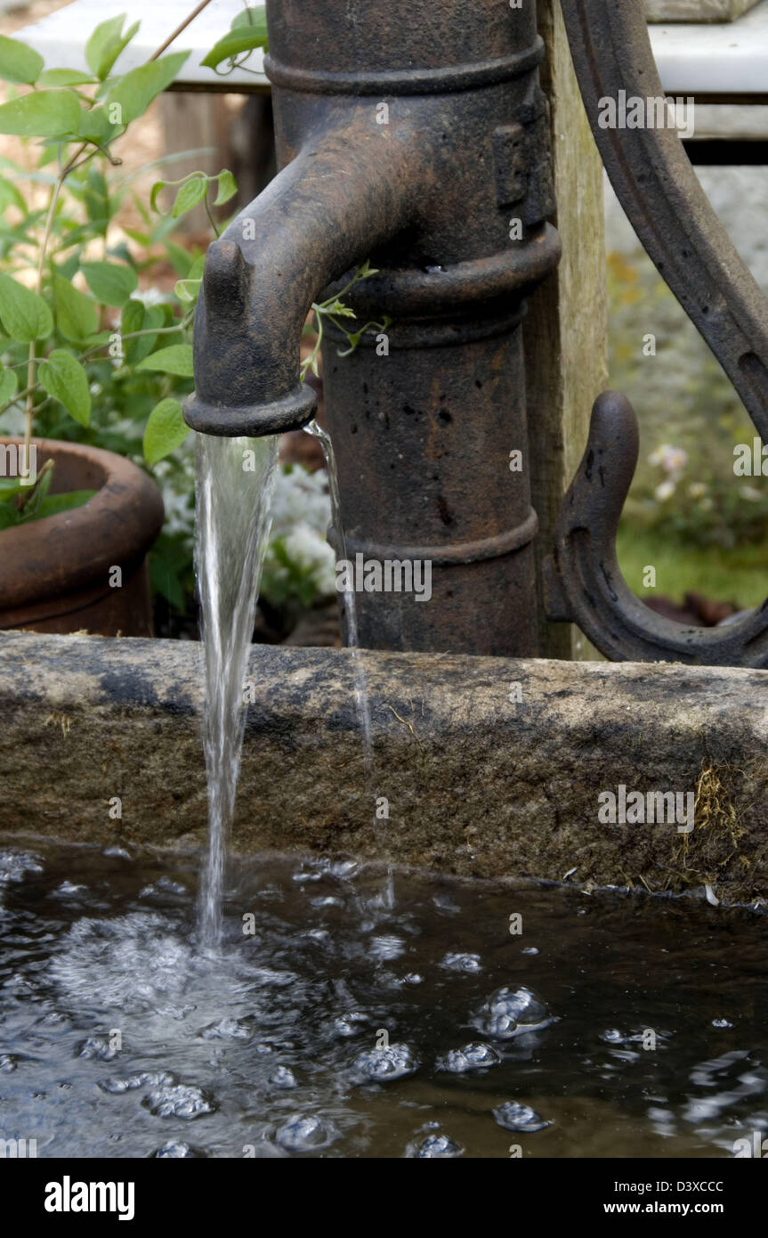 Handpumpe angepasst, um kontinuierliche Wasser im Umlauf als Garten-Feature haben. Auf der Ausstellung von J Töpfe & Topfpflanzen Pflanzen Chelsea 2008. Stockfoto