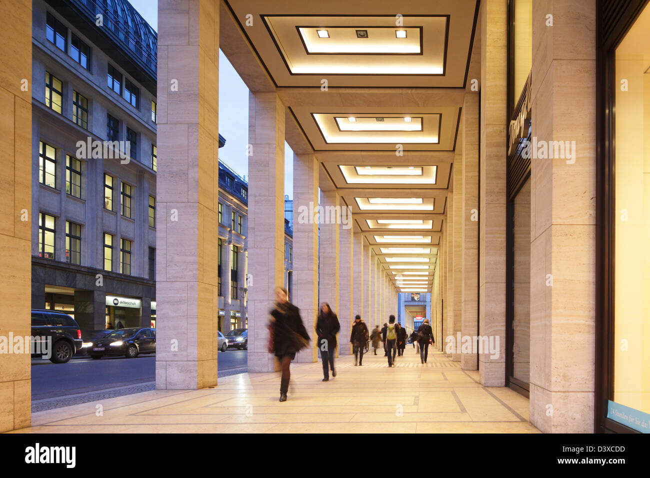 Berlin, Deutschland, in den Kolonnaden Passanten Upper Eastside Berlin Stockfoto