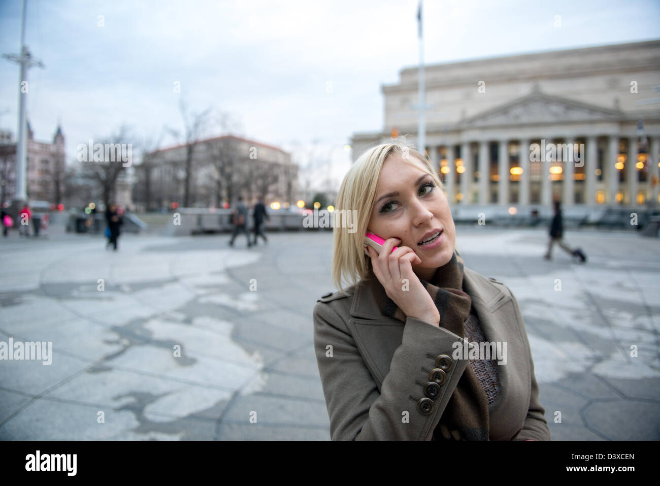 Frau am Handy auf große Weltkarte in Washington, D.C. Stockfoto