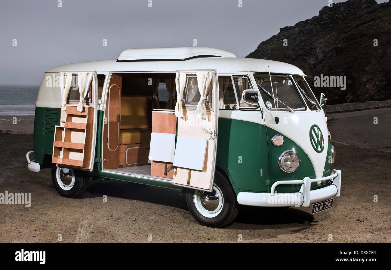 VW Campervan in küstennahen St Agnes, Cornwall, UK Stockfoto