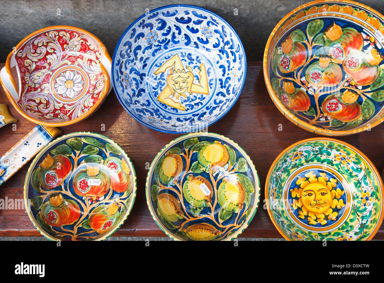 Anzeige der Keramik Geschirr, Taormina, Provinz Messina, Sizilien, Italien  Stockfotografie - Alamy