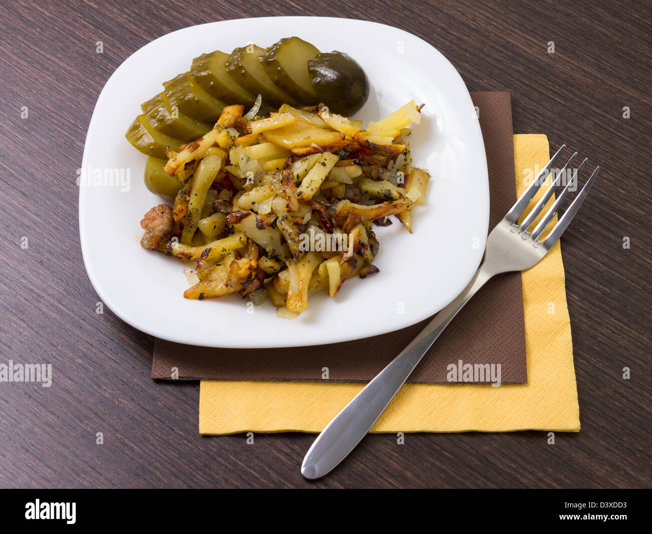 Gebratene Kartoffel mit Gurke auf weiße Schale Stockfoto