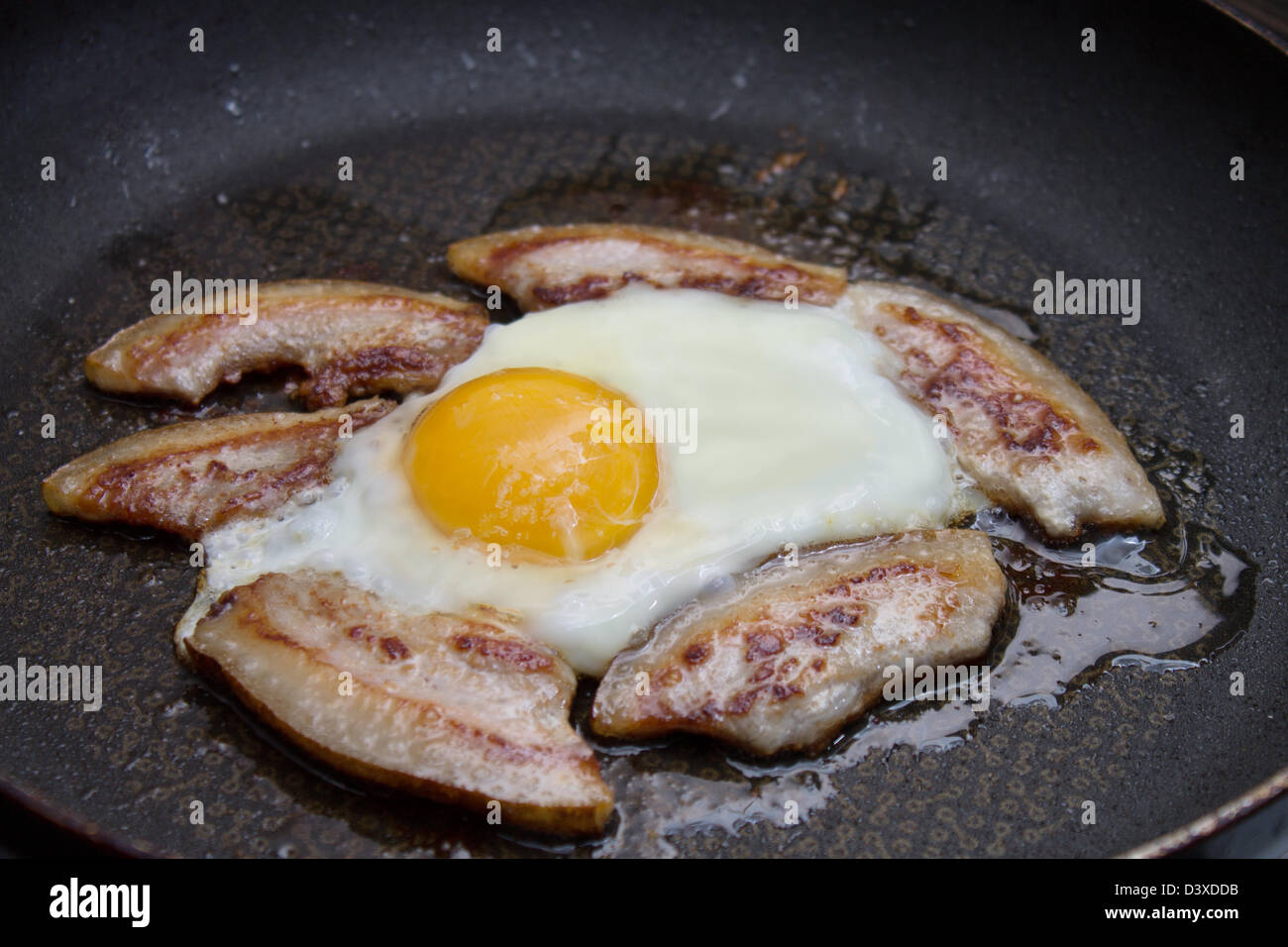 Gebratener Speck und Eiern in einer Pfanne Kochen Stockfoto