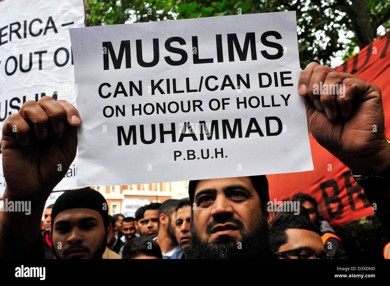 Ein Demonstrant hält ein Plakat "Muslime töten können / können auf die Ehre der Holly Mohammad sterben" zu lesen. London, UK. Stockfoto