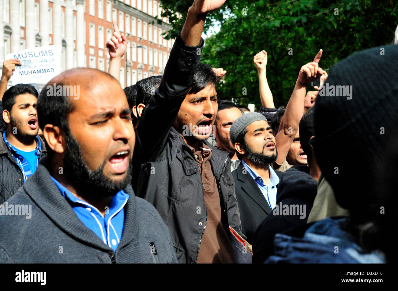 Demonstranten drücken ihre Wut an den Anti-Islam-Film, während einer Demonstration außerhalb der US-Botschaft in London. Stockfoto
