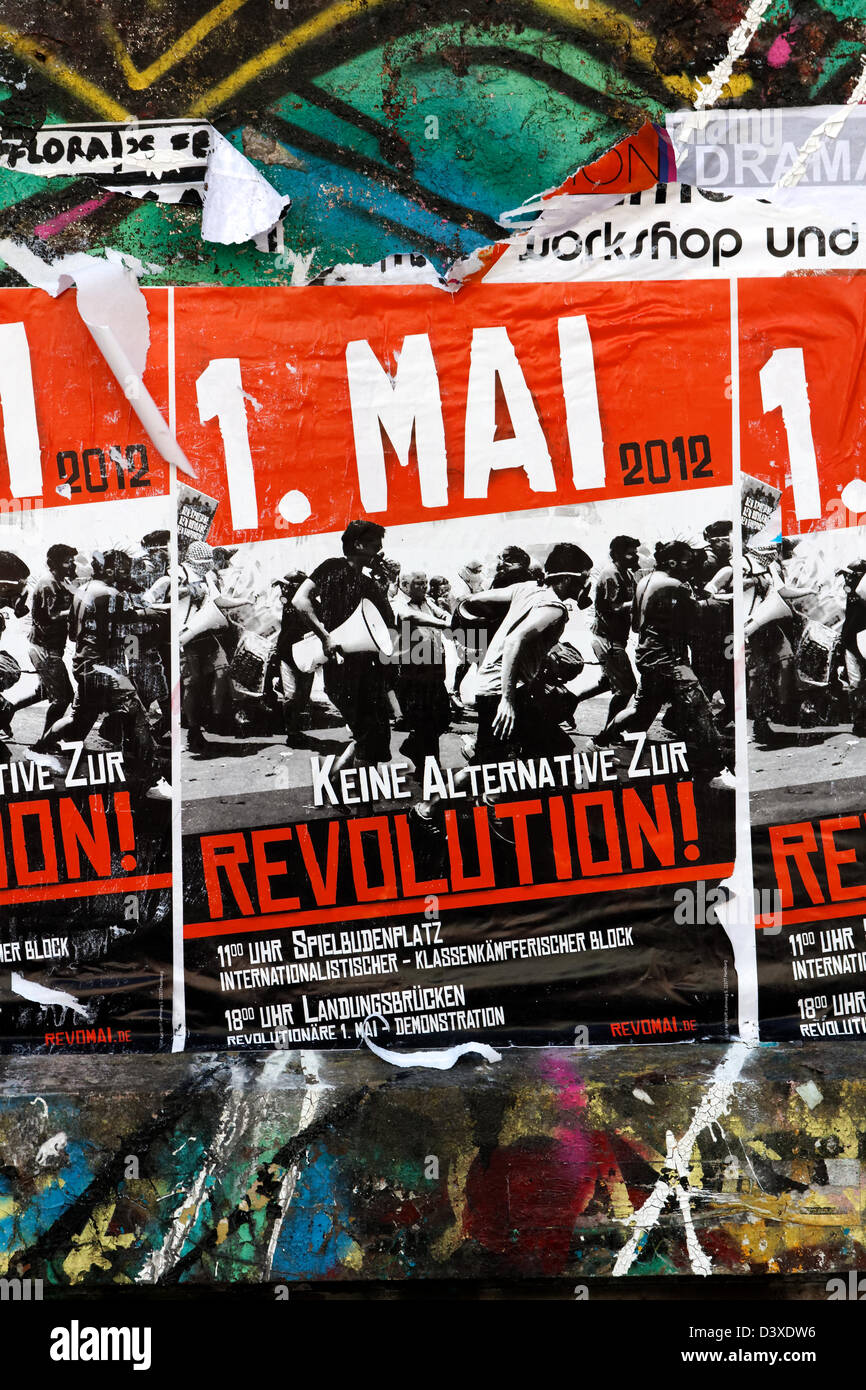 Plakate, die Forderung nach einer Revolution am Maifeiertag 2012 in Hamburg, Deutschland, am 1. Mai 2012. Stockfoto