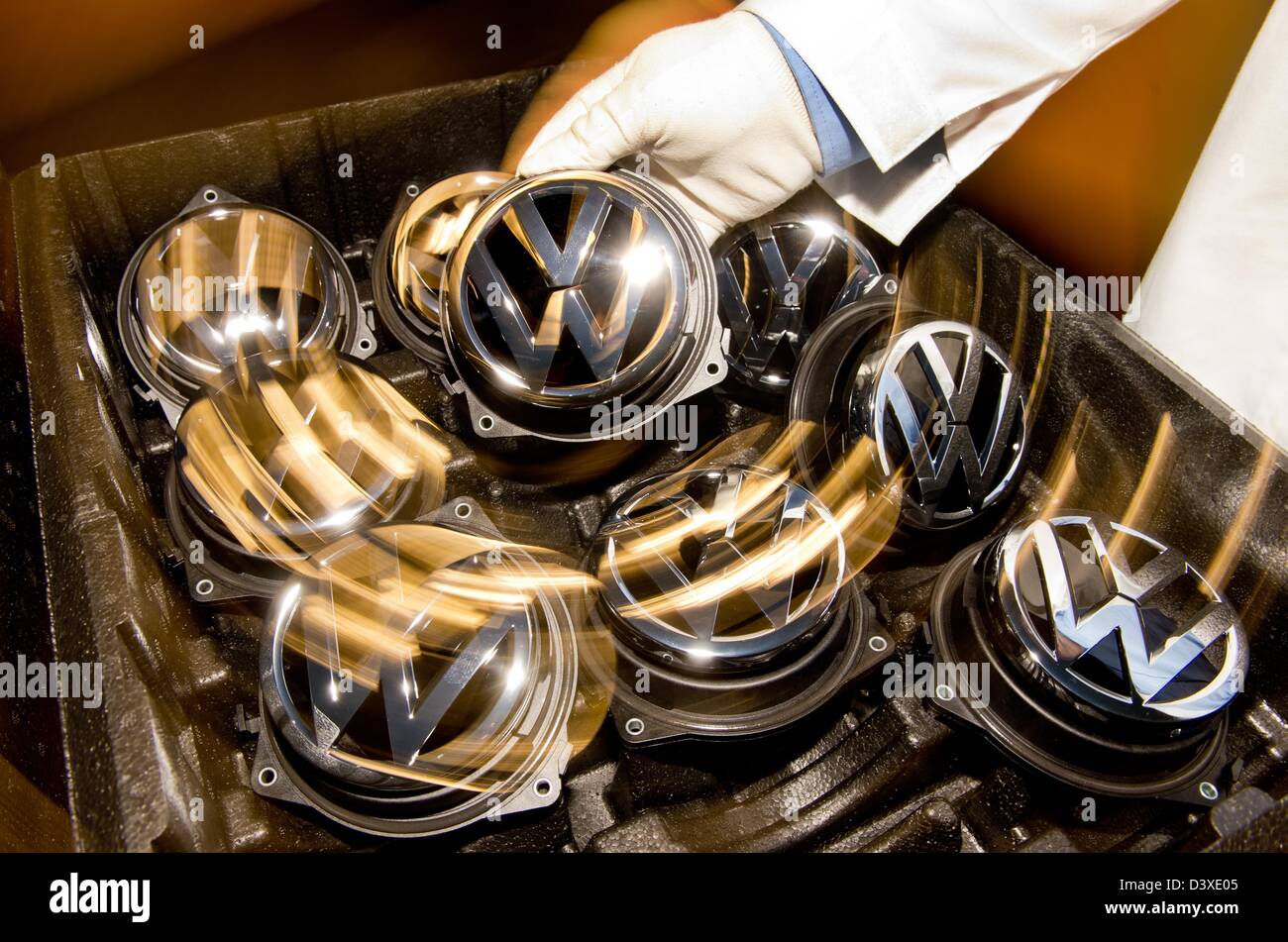 Volkswagen-Logos sind in der Produktion Straße für den Golf VII im Volkswagenwerk in Wolfsburg, Deutschland, 25. Februar 2013 abgebildet. Foto: Julian Stratenschulte Stockfoto