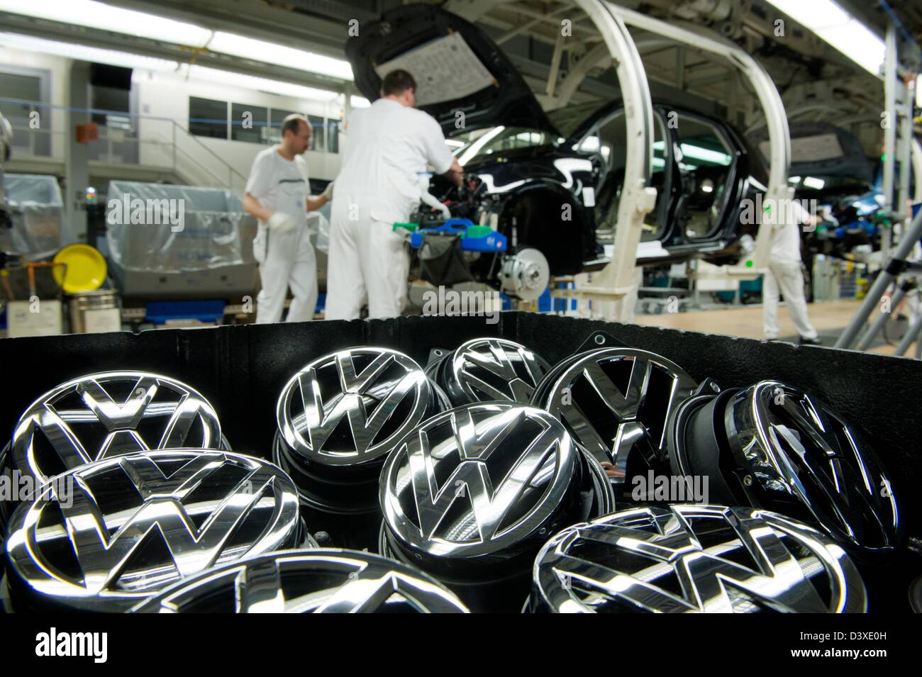 Volkswagen-Logos sind in der Produktion Straße für den Golf VII im Volkswagenwerk in Wolfsburg, Deutschland, 25. Februar 2013 abgebildet. Foto: Julian Stratenschulte Stockfoto