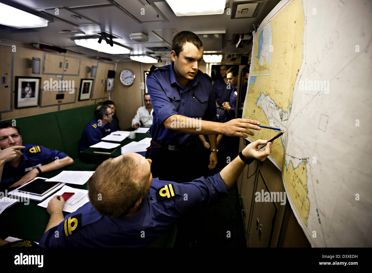 Crew Plotten Position auf Karte in nuklearen u-Boot HMS Talent Stockfoto