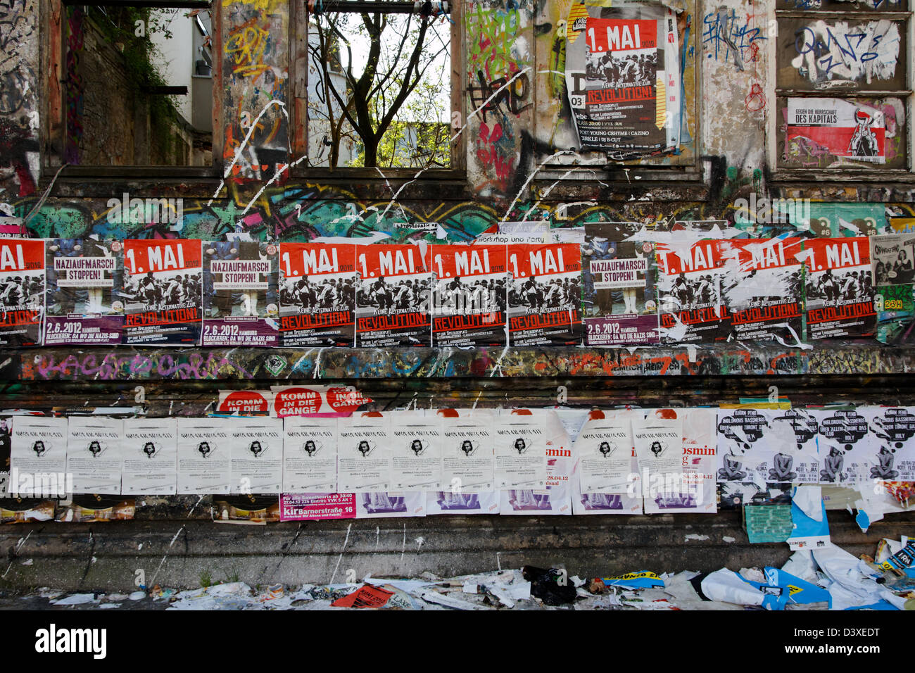 Plakate, die Forderung nach einer Revolution am Maifeiertag 2012 in Hamburg, Deutschland, am 1. Mai 2012. Stockfoto