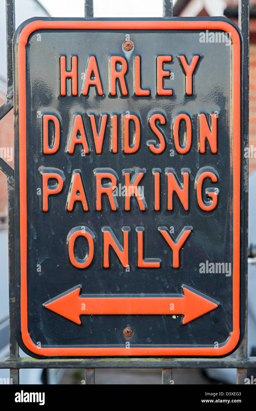 Harley Davidson Parkplatz nur Zeichen auf Wohnstraße, Trefecca, Wales, UK Stockfoto