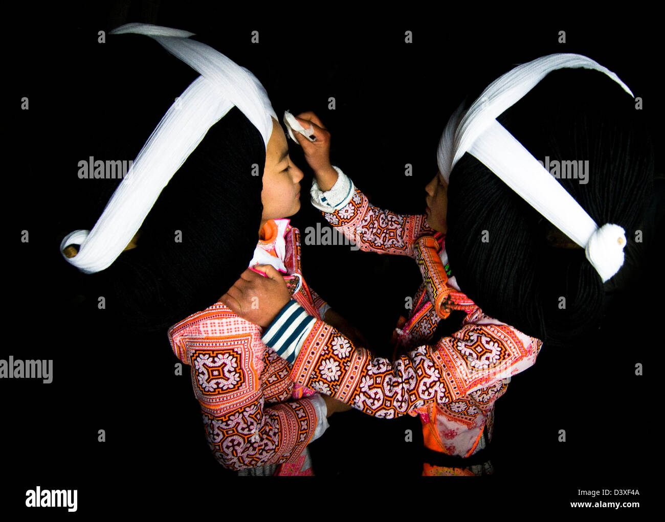 Ein langes Horn Miao-Teenager-Mädchen immer bereit für das Tiao Hua-Festival in Guizhou. Stockfoto