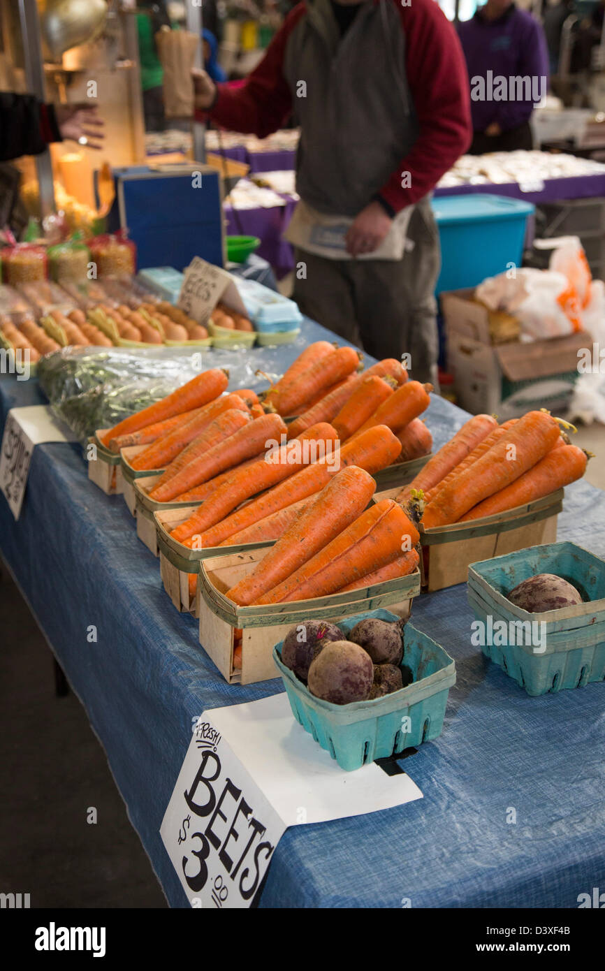 Detroit, Michigan - Rüben und Karotten zum Verkauf an osteuropäischen Markt, wichtigsten Bauernmarkt der Stadt. Stockfoto
