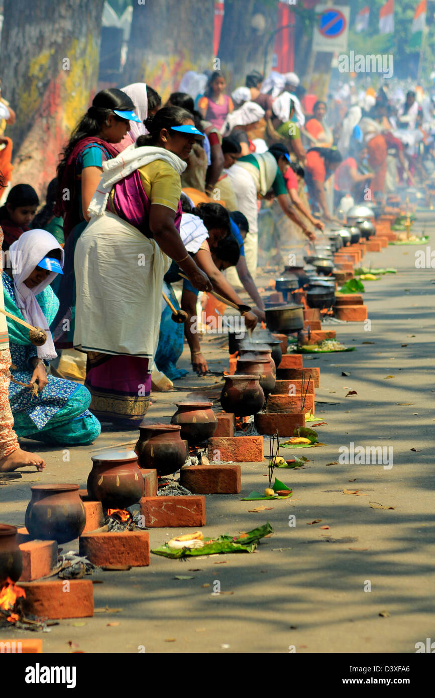 Trivandrum, Kerala, Indien.  26. Februar 2013. Attukal Pongala wurde in das Guinness-Buch der Rekorde als die größte Gemeinde der Frauen in der Welt eingetragen. . Es ist eine jährliche Veranstaltung, wo mehr als 1 Million Frauen kommen zusammen, um Gebete zu bieten. Bildnachweis: Die richtigen Vibes / Alamy Live News Stockfoto