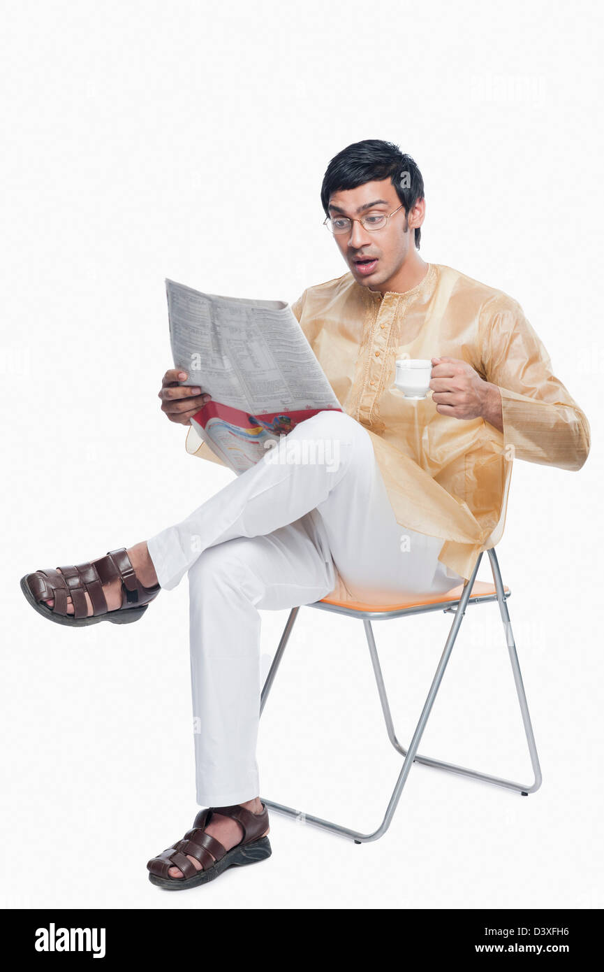 Bengali Mann liest Zeitung und Tee Stockfoto