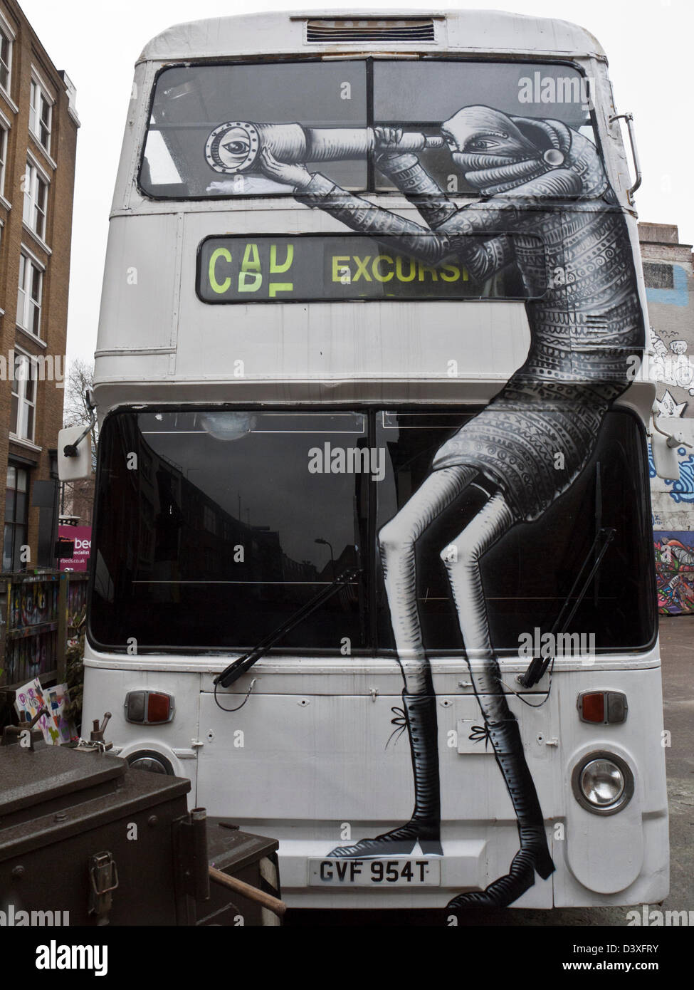 Street-Art Künstlers Schleim auf der Vorderseite eines Busses in Shoreditch, London Stockfoto