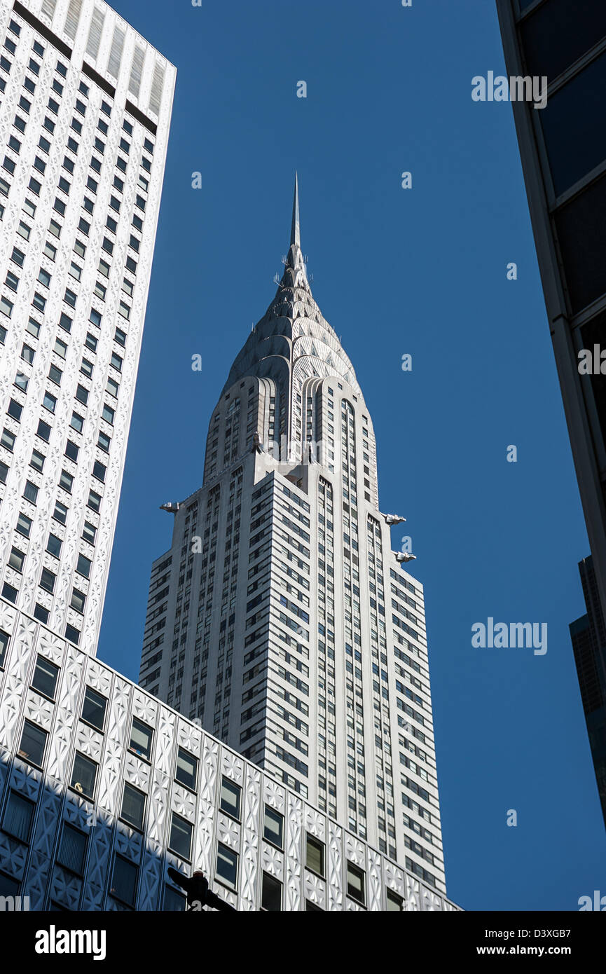 Nachschlagen von der Straßenebene in New York-Chrysler Building zwischen nahe gelegenen Wolkenkratzer. Stockfoto