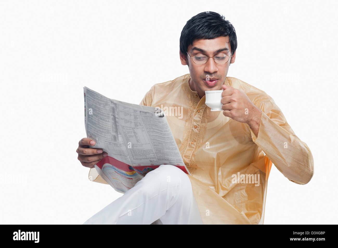 Bengali Mann liest Zeitung und Tee Stockfoto
