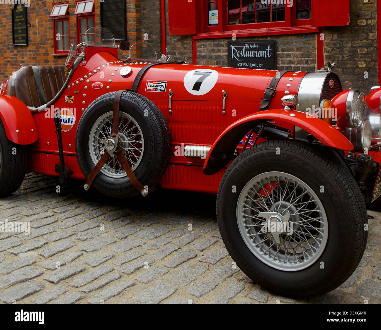 Klassische rote Bugatti Auto, Pub und Tea-Room, South Bank, London, England, UK Stockfoto