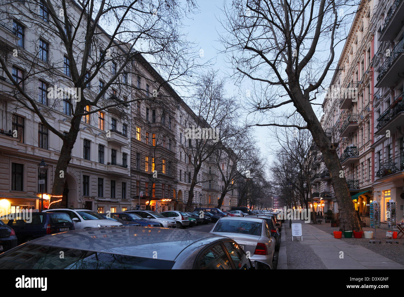 Berlin, Deutschland, alte Gebäude in der Dämmerung in der Husemannstraße Stockfoto