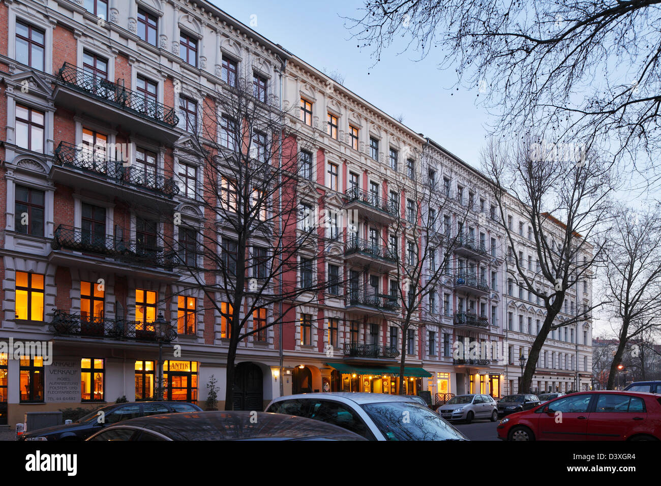 Berlin, Deutschland, alte Gebäude in der Dämmerung in der Husemannstraße Stockfoto